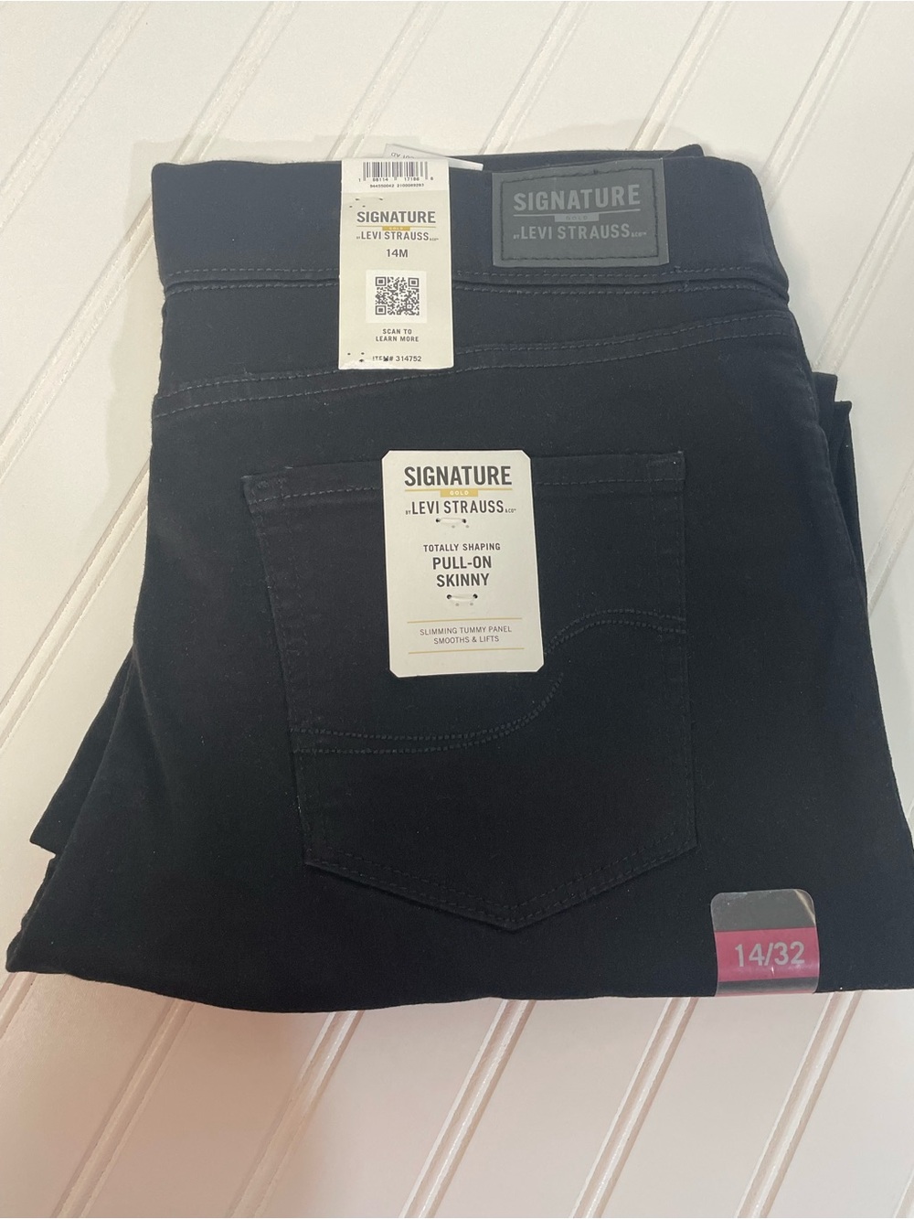 Signature Levi Strauss Totally Shaping Pull-On Skinny Jeans Black 14 M Womenβs